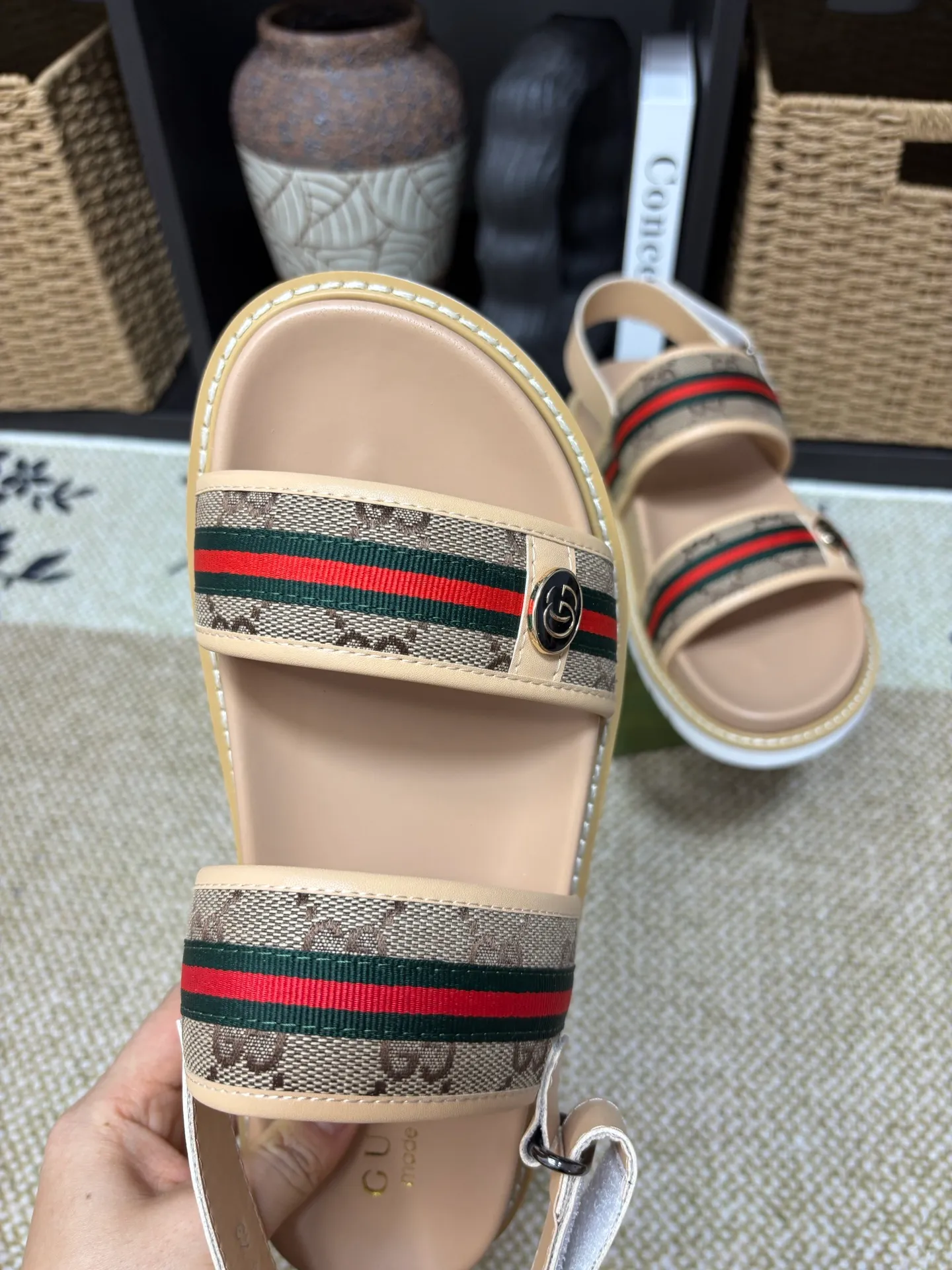 Factory 💰 300 yuan Gucci slippers] high-end men's shoes brand official website 1:1 latest masterpiece: original mold customization, the fabric is made of imported original materials, upgraded outsole, lighter and non-slip. The market's top quality, simple yet tasteful, a must-have for fashionistas, fashionable at your feet, full of confidence, the same style at the counter 👍The season of summer slippers is here. Code: 38-45 (45 customized)